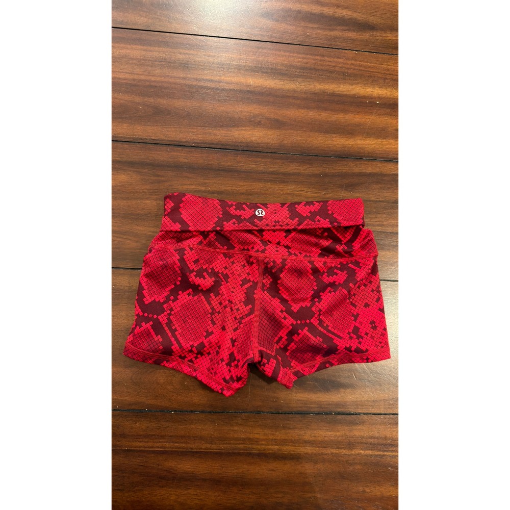 Lululemon Red Snakeskin High Rise Yoga Shorts Size 4 Burgundy Animal Print - Picture 15 of 16